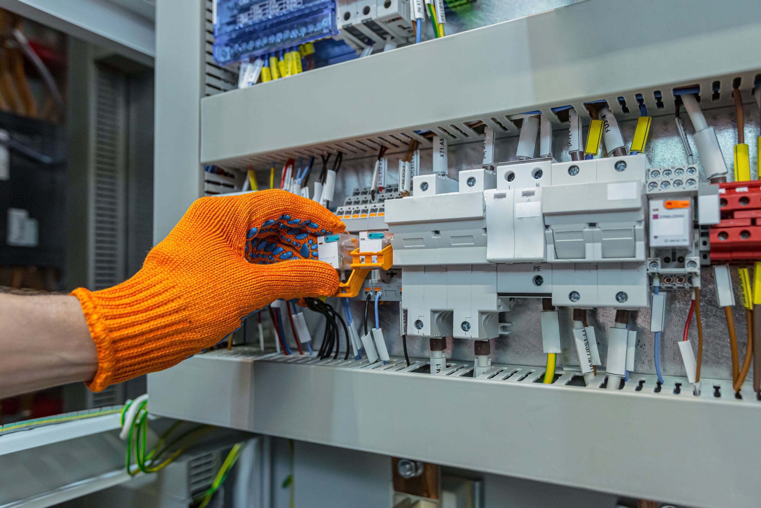 hand-of-male-electrical-engineer-mounts-power-ener-2026-01-09-07-31-19-utc